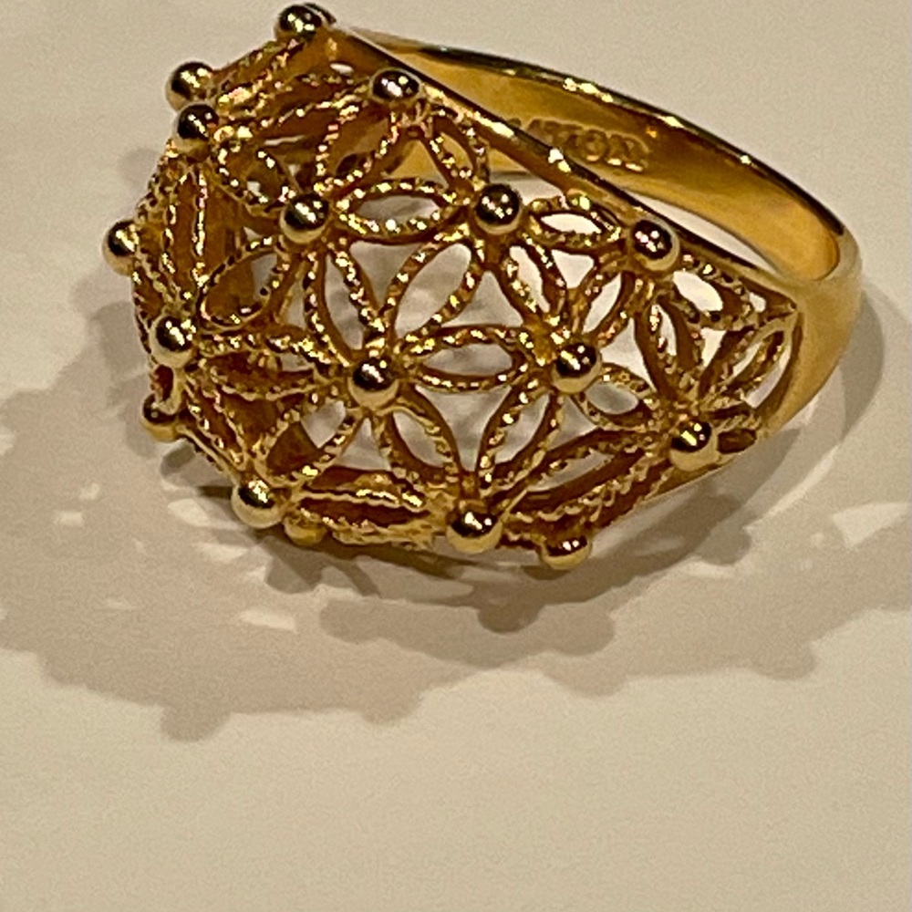 Avon Gold Tone Vintage Ring. This ring is in excellent condition. Size 8-81/2.